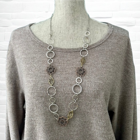 Elegant Silver and Gold Floral Necklace - Picture 3 of 9